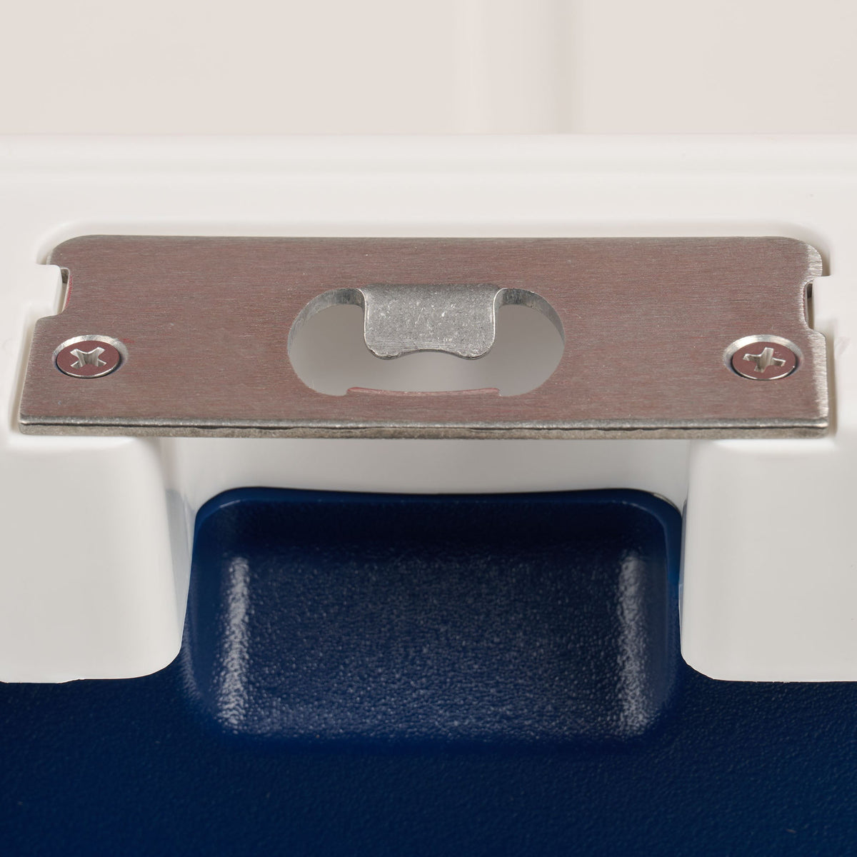 trailmate-75-qt-roller-cooler-q1 00035111-BO.jpg